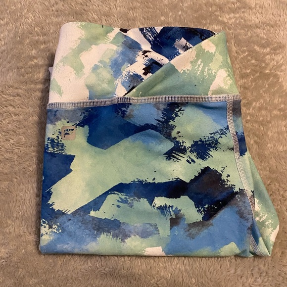 🌊RARE Fabletics Tidal Wave Cropped Legging!!🌊 - Picture 5 of 5